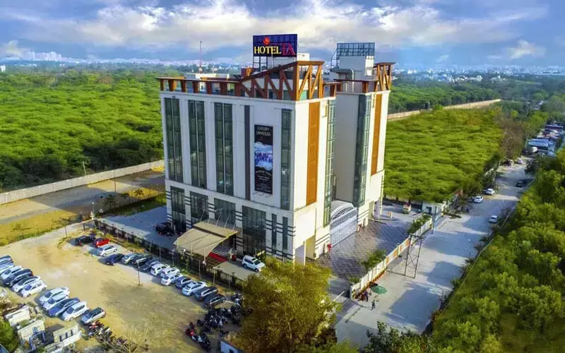 LA NEW DELHI or SK KLYDE GRAND LA NEW DELHI or SK KLYDE GRAND